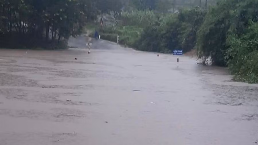 Cầu tràn bản 10 (xã Thanh, H.Hướng Hóa, Quảng Trị) bị nước nhấn chìm sáng 7.10. Ảnh: Thanh Lộc