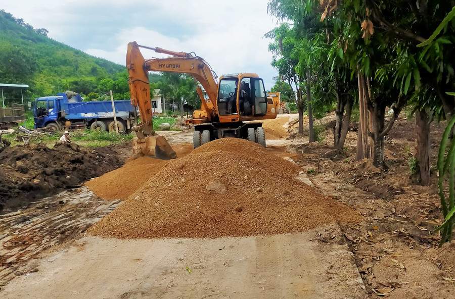 Mở rộng đường dẫn vào khu tái định cư thôn Drôk. Ảnh: Hoành Sơn Mở rộng đường dẫn vào khu tái định cư thôn Drôk. Ảnh: Hoành Sơn