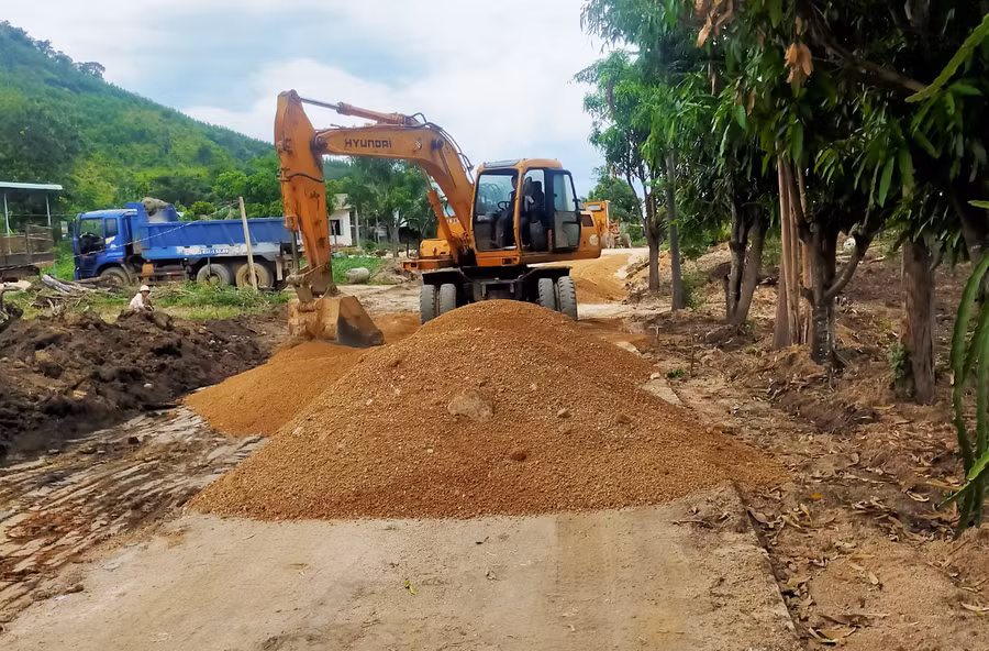 Mở rộng đường dẫn vào khu tái định cư thôn Drôk. Ảnh: Hoành Sơn