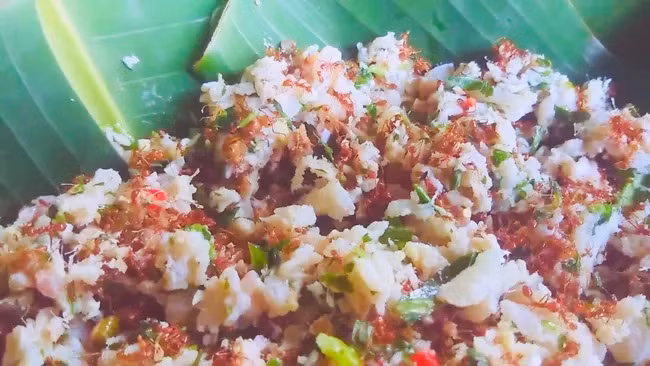 Gọi gỏi kiến vàng là một trong các món ăn đặc sản ở vùng đất Kon Tum bạt ngàn nắng gió cũng chính bởi vì vị ngon, vị lạ và nét độc đáo không thể món ăn nào có