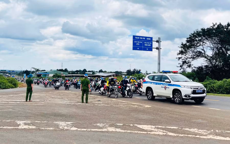 Lực lượng chức năng dẫn đường cho các công dân qua địa bàn Gia Lai về các địa phương. Ảnh: Như Nguyện
