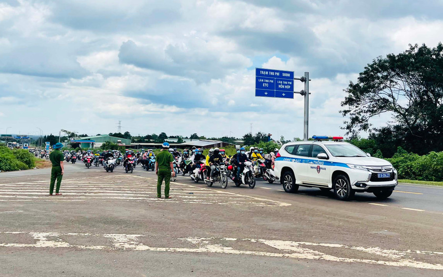 Lực lượng chức năng dẫn đường cho các công dân qua địa bàn Gia Lai về các địa phương. Ảnh: Như Nguyện