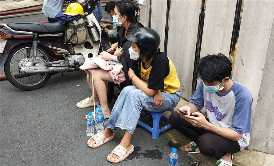 Khi vụ cháy xảy ra, có 16 người đang ở trong ngôi nhà. May mắn vụ hỏa hoạn không gây thiệt hại về người. Ảnh: T.N Khi vụ cháy xảy ra, có 16 người đang ở trong ngôi nhà. May mắn vụ hỏa hoạn không gây thiệt hại về người. Ảnh: T.N