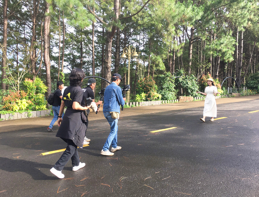 Ê kíp thực hiện cảnh quay cùng nhân vật trải nghiệm tại danh thắng Biển Hồ (TP. Pleiku). Ảnh: Võ Thanh Thảo Ê kíp thực hiện cảnh quay cùng nhân vật trải nghiệm tại danh thắng Biển Hồ (TP. Pleiku). Ảnh: Võ Thanh Thảo