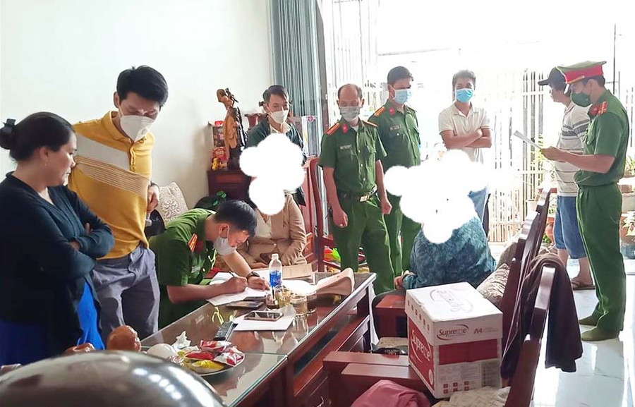 Đối tượng Nguyễn Thị Hương (áo khoác đen). Ảnh: Lê Anh