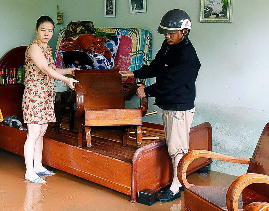 Hộ dân ở phường Hội Thương (TP. Pleiku) bị nước ngập di dời tài sản đến nơi an toàn. Ảnh: Đức Thụy