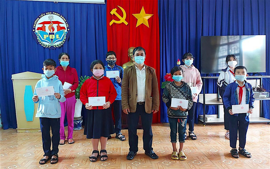 Ông Văn Thanh Hưng-Phó Chủ tịch Thường trực Hội Khuyến học TP. Pleiku trao học bổng khuyến học cho học sinh nghèo, vượt khó vươn lên trong học tập. Ảnh: Mộc Trà.