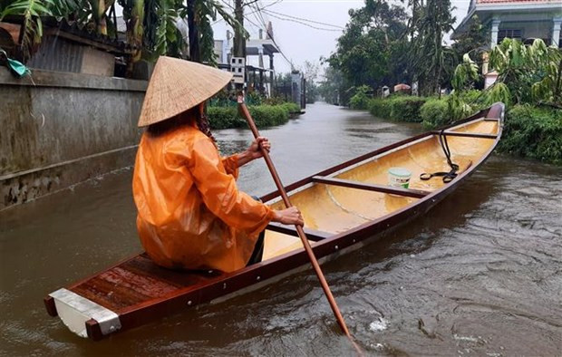 Mưa lớn trên diện rộng khiến nhiều tuyến đường bị ngập tại huyện Quảng Điền (Thừa Thiên-Huế), người dân phải dùng thuyền để di chuyển. (Ảnh: Tường Vi/TTXVN)