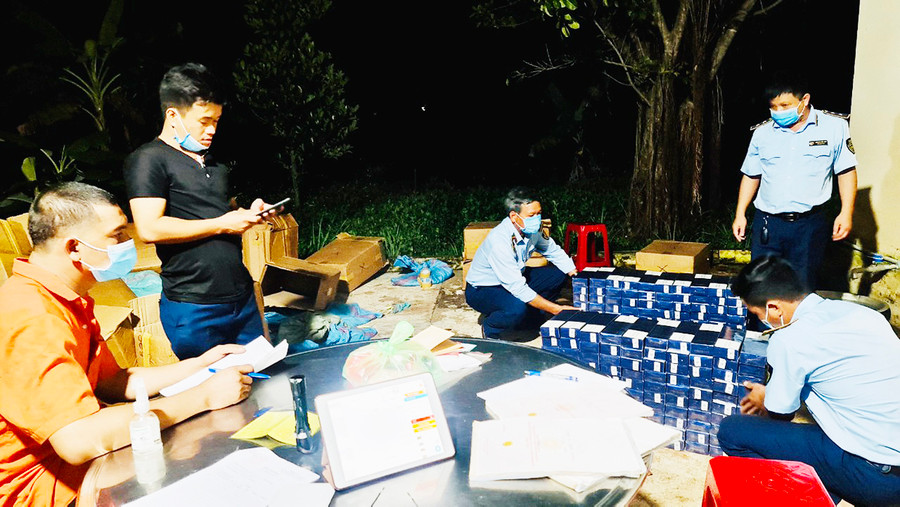 Đoàn kiểm tra tiến hành kiểm đếm số thuốc lá nhập lậu. Ảnh: Vũ Thảo Đoàn kiểm tra tiến hành kiểm đếm thuốc lá nhập lậu. Ảnh: Vũ Thảo