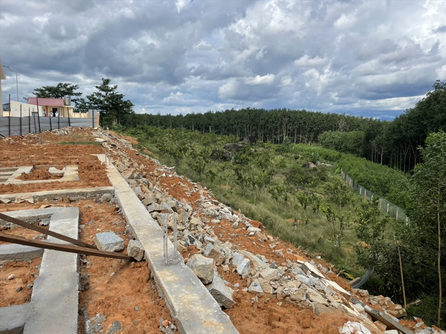 Bức tường đổ sập để lại một đống hoang tàn. Ảnh: B.T 