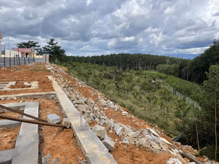 Bức tường đổ sập để lại một đống hoang tàn. Ảnh: B.T 