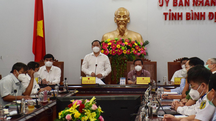 Chủ tịch UBND tỉnh Bình Định Nguyễn Phi Long phát biểu tại cuộc họp. Ảnh: Hoàng Trọng