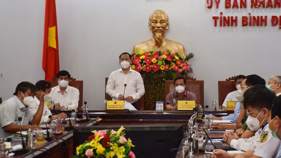 Chủ tịch UBND tỉnh Bình Định Nguyễn Phi Long phát biểu tại cuộc họp. Ảnh: Hoàng Trọng