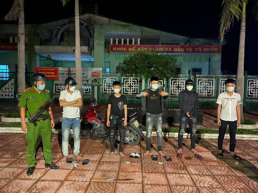 5 thanh thiếu niên và mã tấu bị tạm giữ. Ảnh: Văn Tiến