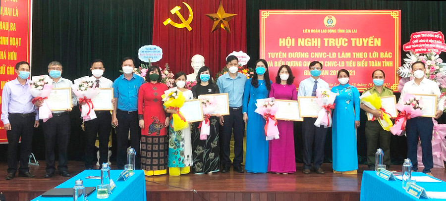 Tuyên dương đoàn viên, CNVC-LĐ làm theo lời Bác và biểu dương gia đình đoàn viên, CNVC-LĐ tiêu biểu tại điểm cầu LĐLĐ tỉnh. Ảnh: Đinh Yến Tuyên dương đoàn viên, CNVC-LĐ làm theo lời bác và biểu dương gia đình đoàn viên, CNVC-LĐ tiêu biểu tại điểm cầu LĐLĐ tỉnh. Ảnh: Đinh Yến