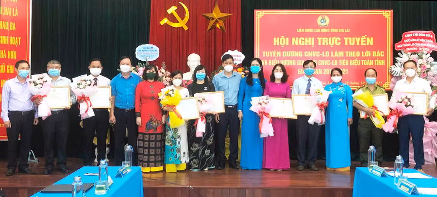  Tuyên dương đoàn viên, CNVC-LĐ làm theo lời bác và biểu dương gia đình đoàn viên, CNVC-LĐ tiêu biểu tại điểm cầu LĐLĐ tỉnh. Ảnh: Đinh Yến