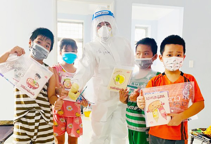 Niềm vui nhận tập vở của trẻ em F0.