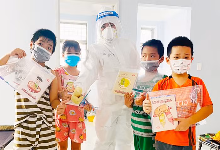 Niềm vui nhận tập vở của trẻ em F0.