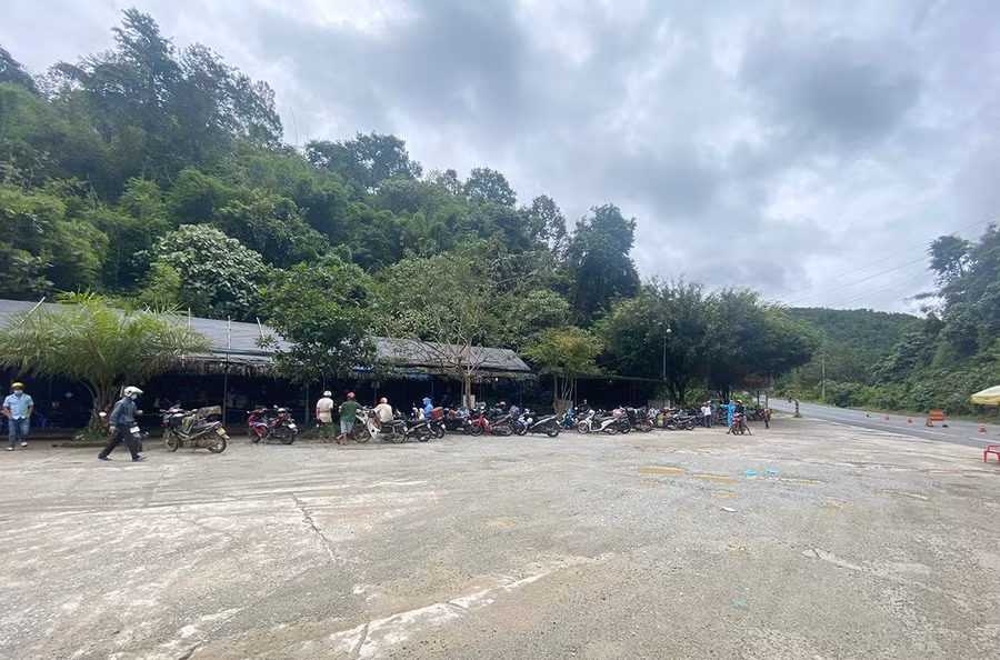 Khu vực dành cho người dân vào Lâm Đồng thực hiện các thủ tục tại chốt Đạ Huoai. Ảnh: Gia Bình