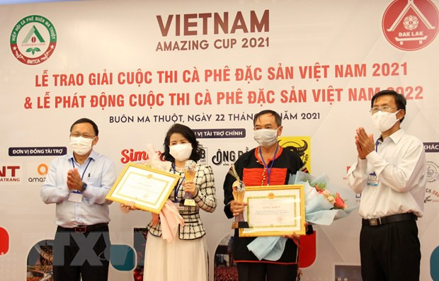 Ban tổ chức trao giải cho các đơn vị. Ảnh: TTXVN phát Ban tổ chức trao giải cho các đơn vị. Ảnh: TTXVN phát
