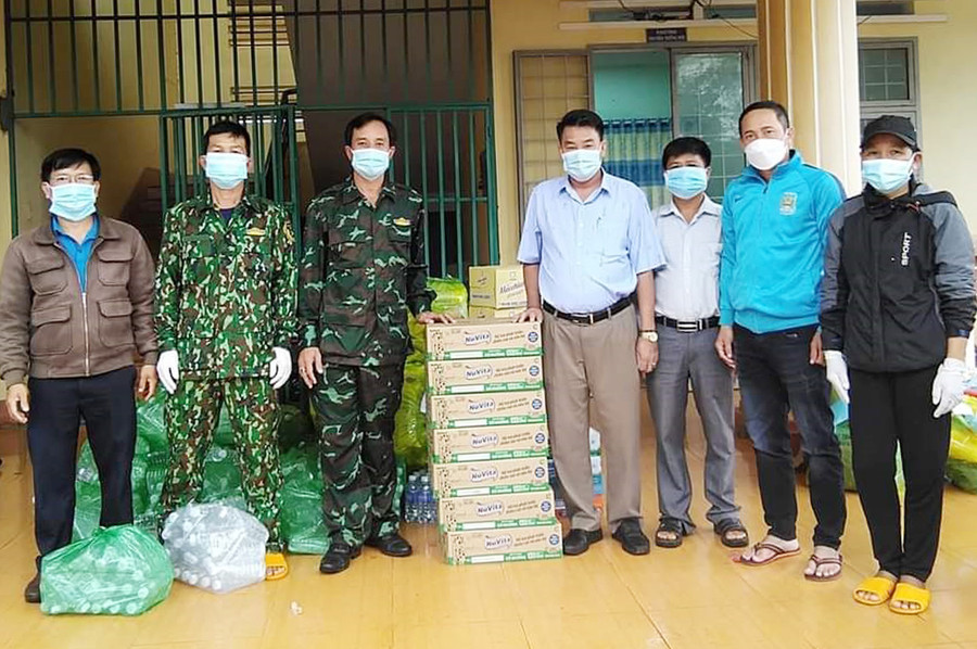 Ngoài bàn giao cơ sở vật chất, cán bộ, giáo viên Trường Phổ thông Dân tộc Bán trú THCS Ama Trang Lơng (xã Ia Hla, huyện Chư Pưh) còn trích kinh phí để tặng quà cho khu cách ly. Ảnh nhân vật cung cấp  Ngoài bàn giao cơ sở vật chất, cán bộ, giáo viên Trường Phổ thông Dân tộc Bán trú THCS Ama Trang Lơng (xã Ia Hla, huyện Chư Pưh) còn trích kinh phí để tặng quà cho khu cách ly (ảnh nhân vật cung cấp).