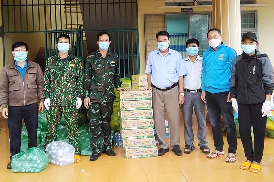  Ngoài bàn giao cơ sở vật chất, cán bộ, giáo viên Trường Phổ thông Dân tộc Bán trú THCS Ama Trang Lơng (xã Ia Hla, huyện Chư Pưh) còn trích kinh phí để tặng quà cho khu cách ly (ảnh nhân vật cung cấp).