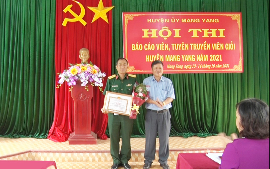  Ông Nguyễn Văn Tha-Phó Bí thư Thường trực Huyện ủy trao giải nhất cho thí sinh Phan Giang Nam (Ban Chỉ huy Quân sự huyện). Ảnh: Hà Phương