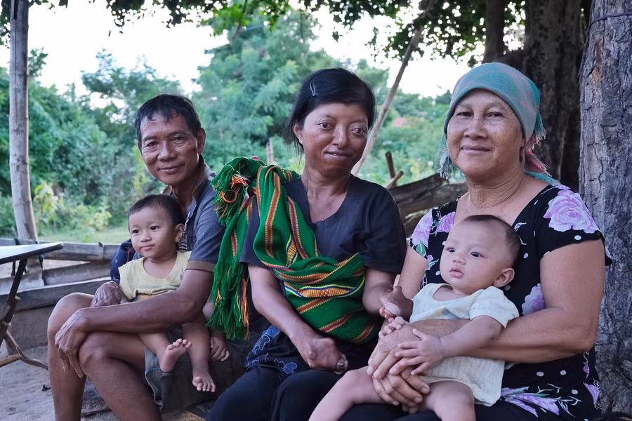 Chị Nay H’Đút (ngồi giữa) là đứa trẻ đầu tiên ở buôn Ji thoát khỏi lời nguyền luật tục. Ảnh: Hoàng Ngọc