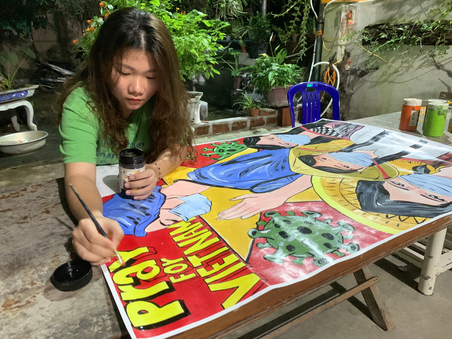 Bạn Trương Thị Hồng Nhi-Bí thư Chi đoàn tổ dân phố 5 (phường Hòa Bình) hoàn thiện những nét vẽ cuối cùng cho bức tranh dự thi. Ảnh: Nguyên Hương