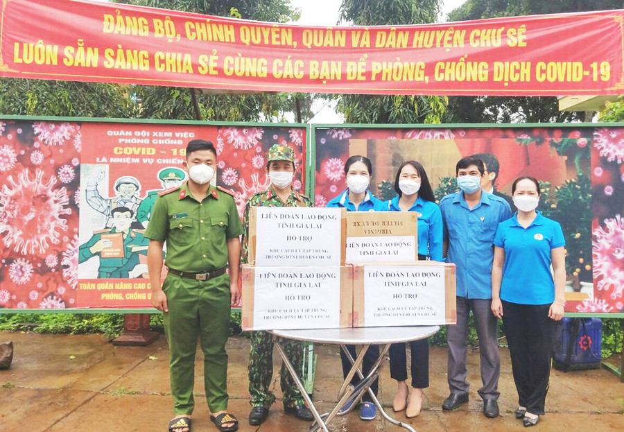  Bà Trần Lệ Nhung (thứ 3 từ trái qua)-Chủ tịch Liên đoàn Lao động tỉnh hỗ trợ suất ăn sáng cho Khu cách ly tập trung huyện Chư Sê. Ảnh: Đinh Yến