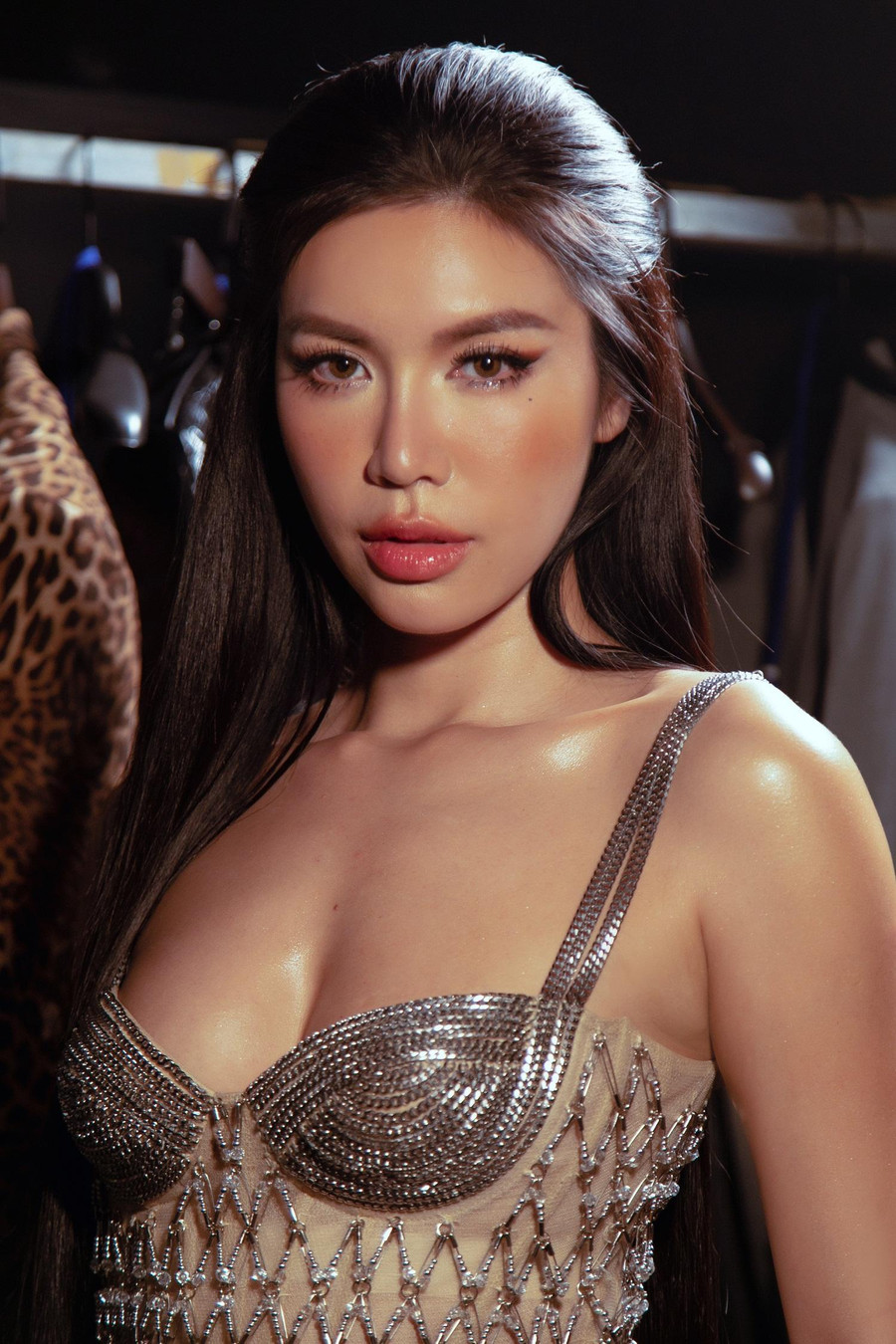 Sau thời gian dài vắng bóng vì giãn cách xã hội, Minh Tú tích cực trở lại trong nhiều hoạt động. Chân dài 9X vừa hoàn thành vai trò giám khảo của một chương trình trên mạng xã hội và trở thành đại sứ của một thương hiệu lớn. Ảnh: Windy Nguyễn Sau thời gian dài vắng bóng vì giãn cách xã hội, Minh Tú tích cực trở lại trong nhiều hoạt động. Chân dài 9X vừa hoàn thành vai trò giám khảo của một chương trình trên mạng xã hội và trở thành đại sứ của một thương hiệu lớn. Ảnh: Windy Nguyễn