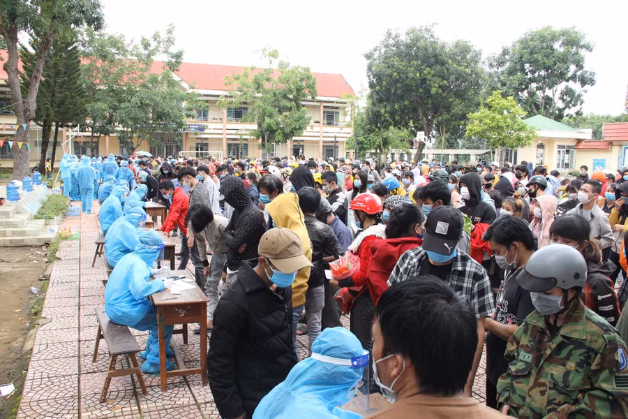 Hàng ngàn người về từ các tỉnh phía nam khai báo y tế tại điểm tập trung ở Đắk Lắk. Ảnh: Hoàng Bình
