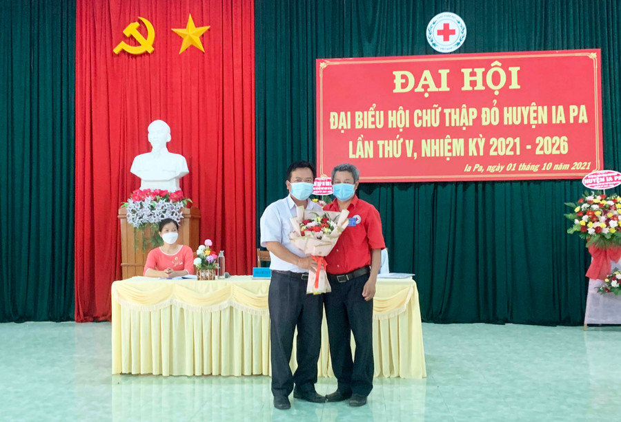 Ông Ksor Suy-Huyện ủy viên, Phó Chủ tịch UBND huyện (bìa trái) được Đại hội suy tôn làm Chủ tịch danh dự của Hội Chữ thập đỏ huyện Ia Pa nhiệm kỳ 2021-2026. Ảnh: Vũ Chi