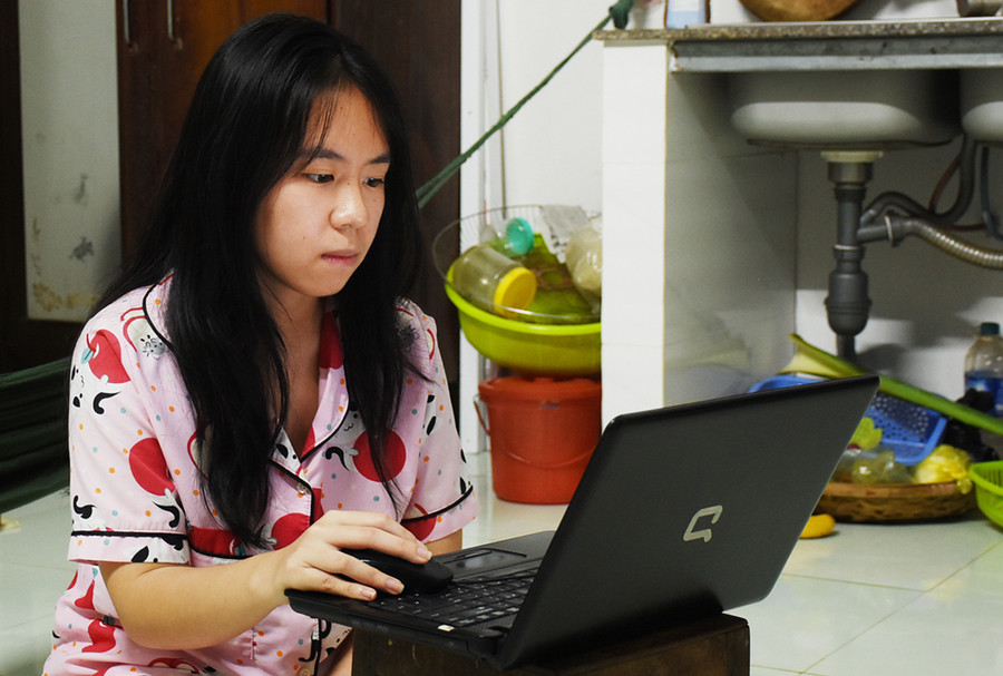 Cô sinh viên nghèo hiếu học Đinh Thị Trà Giang được các nhà hảo tâm hỗ trợ hơn 50 triệu đồng, giúp gia đình vượt qua khó khăn trước mắt. Ảnh: Minh Nguyễn Cô sinh viên nghèo hiếu học Đinh Thị Trà Giang được các nhà hảo tâm hỗ trợ hơn 50 triệu đồng, giúp gia đình vượt qua khó khăn trước mắt. Ảnh: Minh Nguyễn