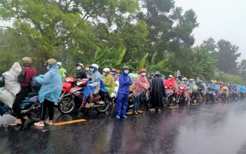 Người dân sinh sống và làm việc ở TP Hồ Chí Minh và các tỉnh phía nam tự phát “ùn ùn” trở về quê. Người dân sinh sống và làm việc ở TP Hồ Chí Minh và các tỉnh phía nam tự phát “ùn ùn” trở về quê.