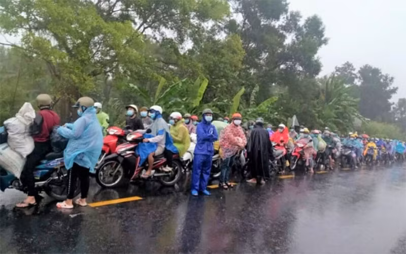Người dân sinh sống và làm việc ở TP Hồ Chí Minh và các tỉnh phía nam tự phát “ùn ùn” trở về quê. Người dân sinh sống và làm việc ở TP Hồ Chí Minh và các tỉnh phía nam tự phát “ùn ùn” trở về quê.