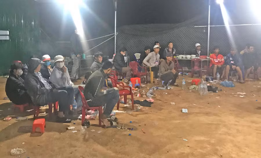 Lực lượng Công an bắt quả tang hàng chục đối tượng cá độ dưới hình thức đá gà tại huyện Chư Prông. Ảnh: Văn Ngọc