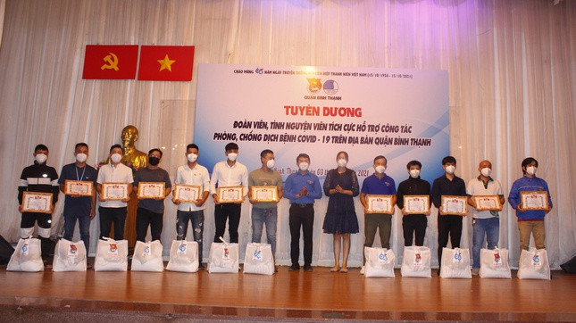 121 bạn trẻ hỗ trợ tích cực việc chống dịch Covid-19 suốt thời gian qua đã được tuyên dương, tặng quà sáng 3.10. Ảnh: Lê Nam