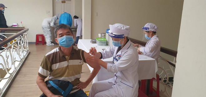 Tiêm vắc xin phòng Covid-19 tại Tp. Đà Lạt. Ảnh: Lâm Viên