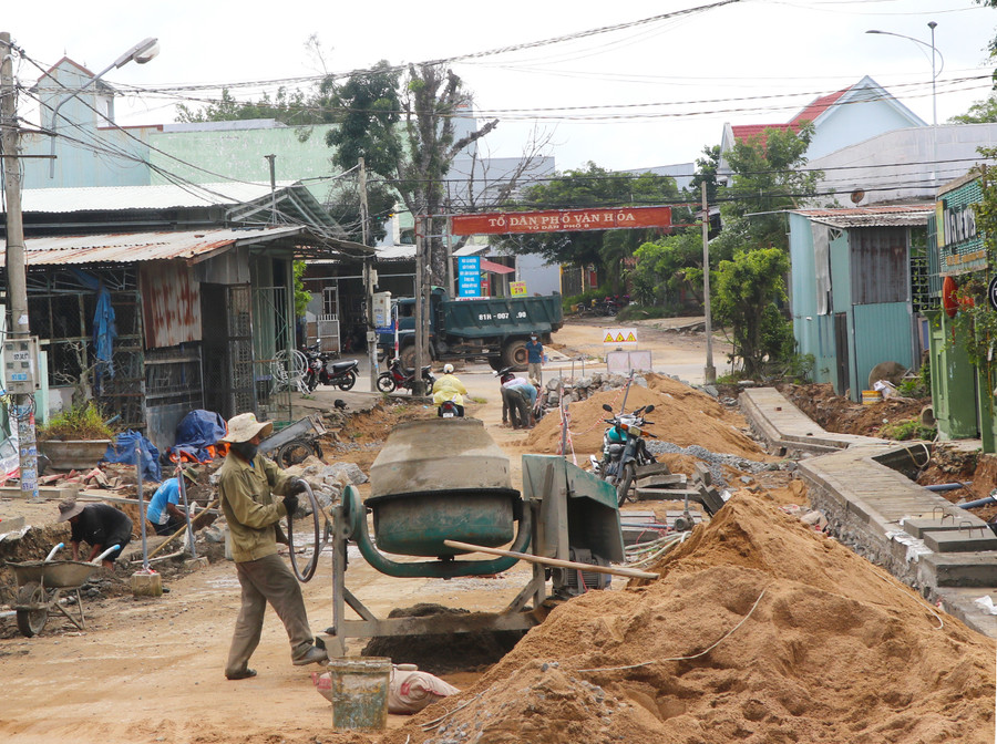  Thi công hệ thống thoát nước trên địa bàn phường An Phú, thị xã An Khê. Ảnh: Ngọc Minh