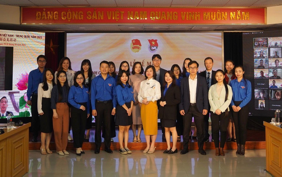 Các đại biểu chụp anh lưu niệm tại điểm cầu Việt Nam. Ảnh: Nhật Nam