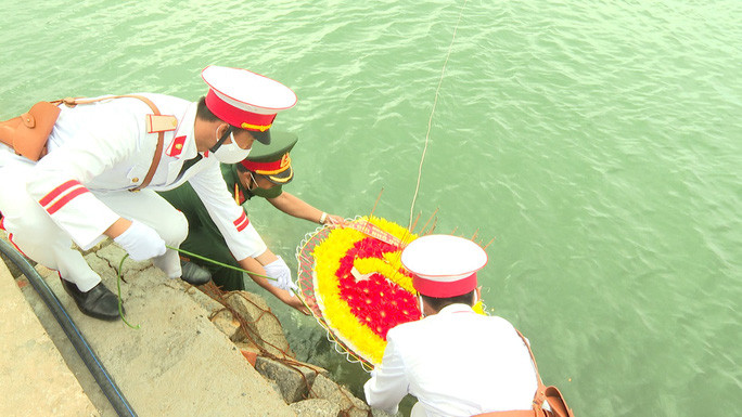 Thả vòng hoa tưởng nhớ các anh hùng liệt sĩ tại Bến Vũng Rô năm xưa