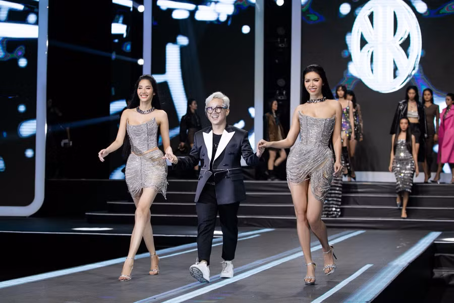 Ở màn chào kết, Minh Tú xuất hiện cùng siêu mẫu Hoàng Thùy. Cả hai diện trang phục bó sát, khoe hình thể nóng bỏng, tự tin sải bước trên sàn catwalk. Trước đó, hai người đẹp từng có thời gian cộng tác với nhau trong một số chương trình như The Face Vietnam 2017, Miss International Queen Vietnam 2020... Ảnh: Windy Nguyễn