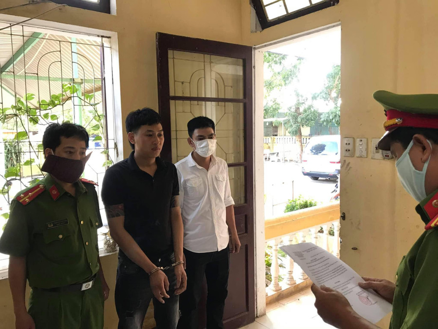 Cơ quan điều tra Công an TP.Huế thực hiện lệnh bắt tạm giam Đặng Văn Tuấn. Ảnh Công Quang Cơ quan điều tra Công an TP.Huế thực hiện lệnh bắt tạm giam Đặng Văn Tuấn. Ảnh Công Quang