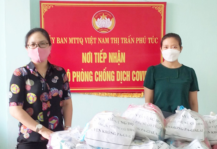  Hai nhà hào tâm Nguyễn Thị Ngọc Linh và Nguyễn Bảo Tâm tặng quà cho phụ nữ mang thai và trẻ em tại các cơ sở cách ly của huyện Krông Pa. Ảnh: Kỳ Anh