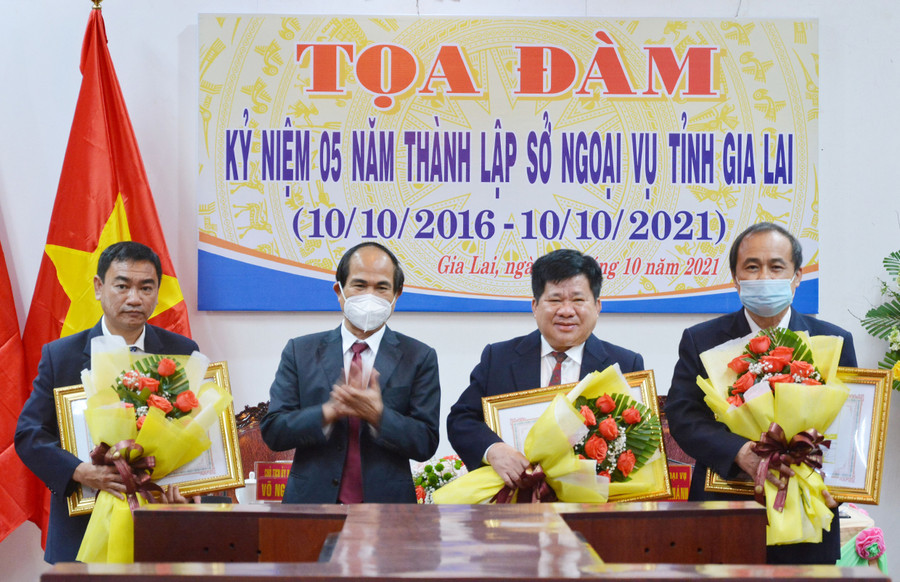 Chủ tịch UBND tỉnh Võ Ngọc Thành tặng bằng khen cho Sở Ngoại vụ và 2 cá nhân vì đã có thành tích xuất sắc trong công tác, góp phần xây dựng và phát triển tỉnh Gia Lai từ năm 2016-2021. Ảnh: Trần Dung Chủ tịch UBND tỉnh Võ Ngọc Thành tặng Bằng khen cho Sở Ngoại vụ và 2 cá nhân vì đã có thành tích xuất sắc trong công tác, góp phần xây dựng và phát triển tỉnh Gia Lai từ năm 2016-2021. Ảnh: Trần Dung