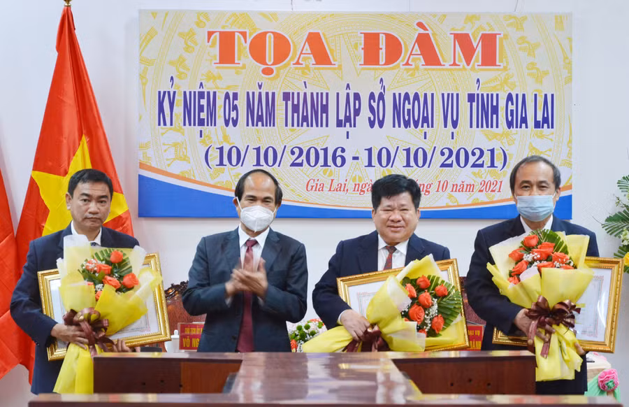  Chủ tịch UBND tỉnh Võ Ngọc Thành tặng Bằng khen cho Sở Ngoại vụ và 2 cá nhân vì đã có thành tích xuất sắc trong công tác, góp phần xây dựng và phát triển tỉnh Gia Lai từ năm 2016-2021. Ảnh: Trần Dung