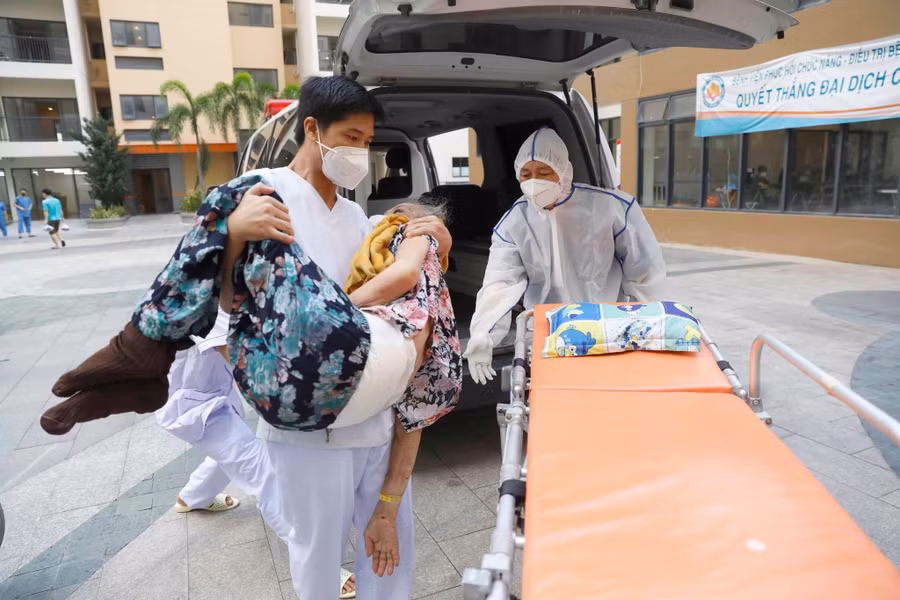 Dù chuyện gì xảy ra, y bác sĩ Bệnh viện dã chiến số 6 luôn hết lòng vì bệnh nhân. Ảnh: Lam Ngọc