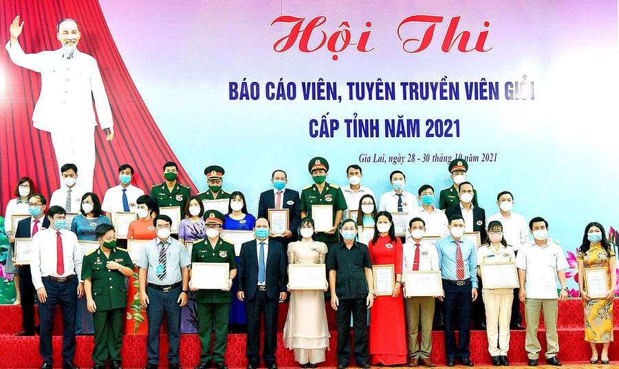 Ban tổ chức hội thi chụp ảnh lưu niệm với các thí sinh dự thi. Ảnh: Đức Thụy