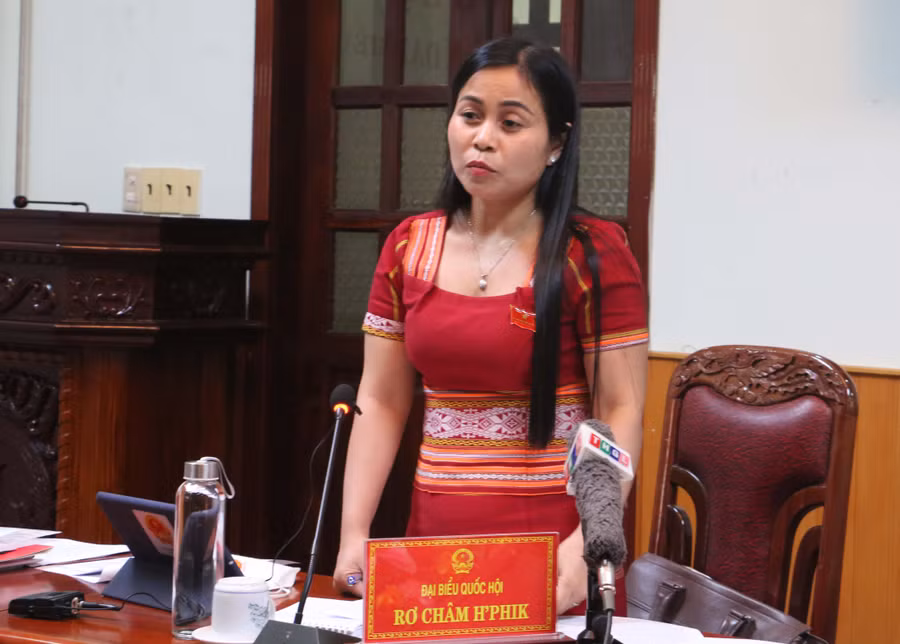 Đại biểu Rơ Châm H’Phik-Chủ tịch Ủy ban MTTQ Việt Nam huyện Chư Păh đề nghị Chính phủ xem xét hỗ trợ đóng bảo hiểm y tế cho đối tượng người dân tộc thiểu số ở xã vùng 1, vùng 2. Ảnh: Quang Tấn